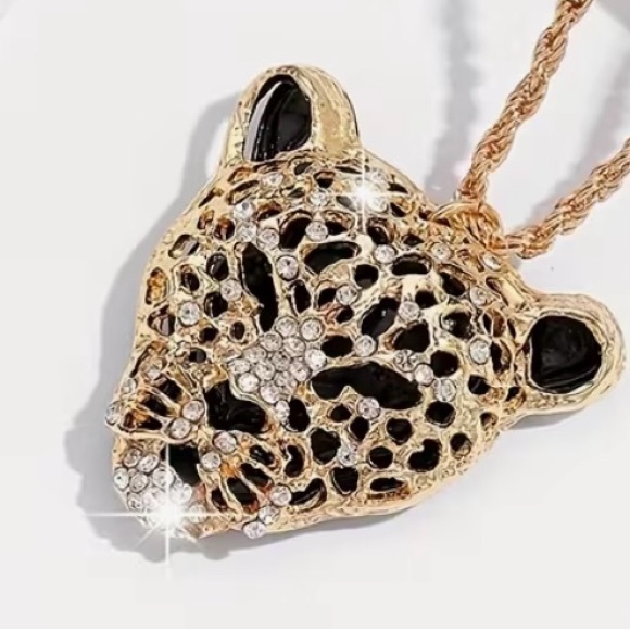 Betsey Johnson Jewelry - 🖤 Betsey Johnson stunning gold & crystal leopard pendant necklace 🖤